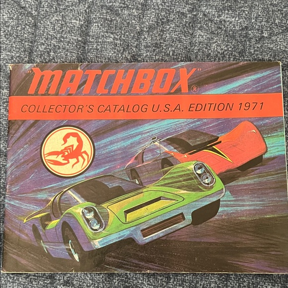 Matchbox vintage cars, Corgi toys and Matchbox vintage catalogs, Mattel tin pin - Picture 4 of 13